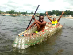 Mann baut Kanus aus Plastikflaschen